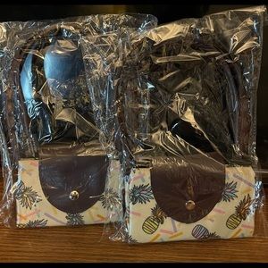 🔥Clearance Stunning 2 Purse Bundle🔥I will throw in 2 purse bows with purchase.